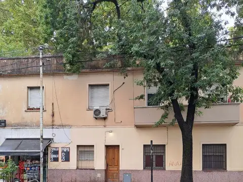 P.H DE DOS AMBIENTES CON PATIO A RECICLAR A METROS DE AV. SAN MARTIN