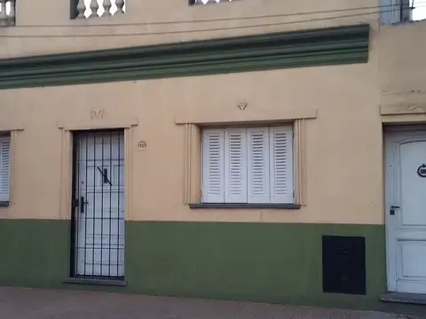 Casa de 3 ambientes con Galpon