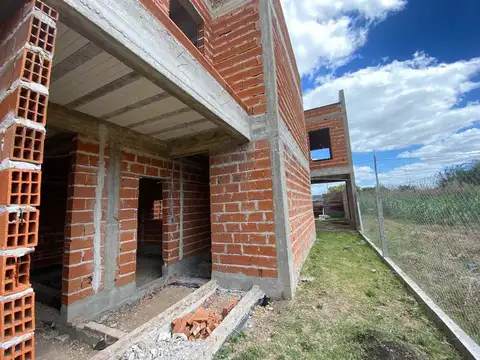 Casa 9 ambientes con 2 baños