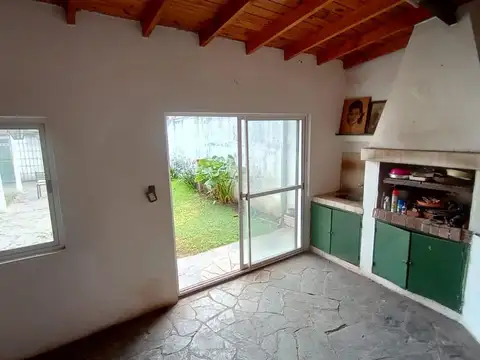 Casa con Amplio fondo y Quincho en Venta