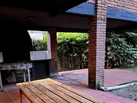 Casa en Alquiler con 2 cocheras