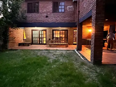 Casa 5 ambientes con 3 baños