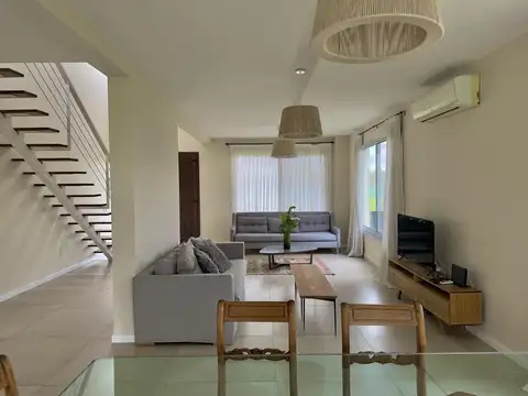 Casa en Alquiler con 3 cocheras