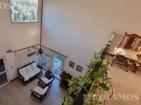 Casa en Venta con 3 cocheras