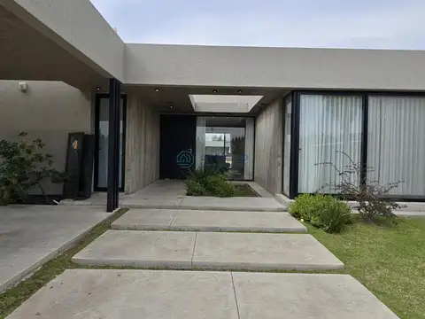 Casa en Venta con 6 cocheras