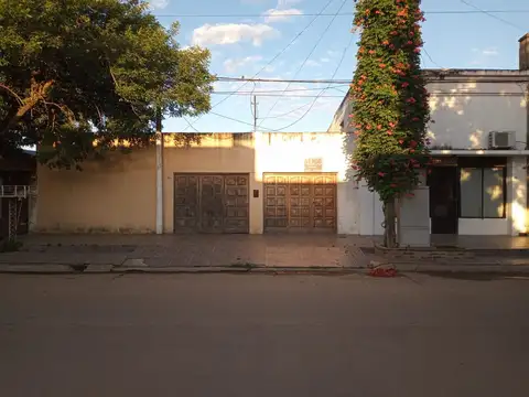 Casa 7 ambientes con 2 baños