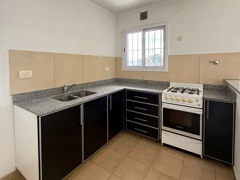 Depto 2 ambientes con cochera en Villa Morra