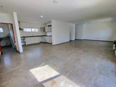 Casa 4 ambientes con 2 baños