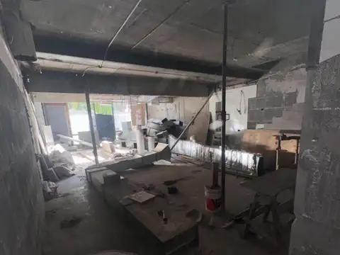 LOCAL COMERCIAL ENFRENTE PLAZA EJERCITO DE LOS ANDES