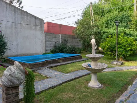 Casa en Venta con 2 cocheras