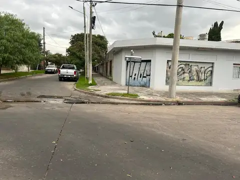 EN VENTA AMPLIA VIVIENDA DE 4 AMBIENTES CON 3 DORMITORIOS A REFACCIONAR + AMPLIO LOCAL  - FICHA 9911