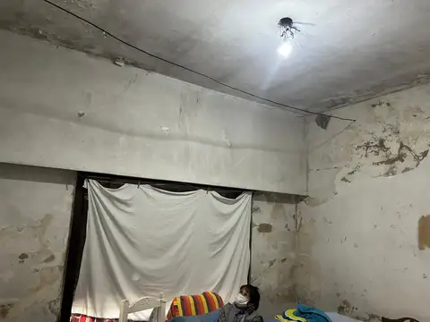 EN VENTA AMPLIA VIVIENDA DE 4 AMBIENTES CON 3 DORMITORIOS A REFACCIONAR + AMPLIO LOCAL  - FICHA 9911