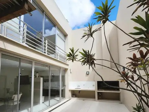 Venta casa 4 ambientes en dos plantas con suite, patio, parrilla y garaje en Villa Lugano