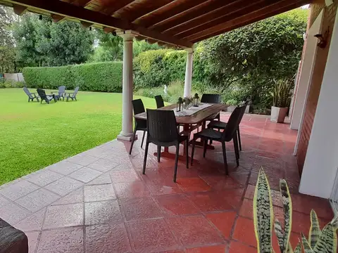 Casa en Venta con 3 cocheras