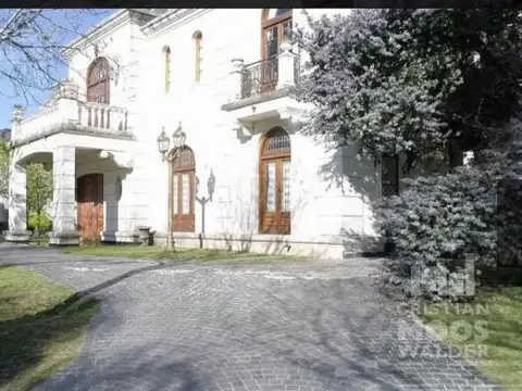 Majestuosa Casa en Venta seis ambientes  Barrio Septiembre Escobar