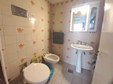 VENTA DEPTO. 2 AMBIENTES EN FLORES. BAJAS EXPENSAS