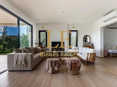 Casa en Venta con 4 cocheras