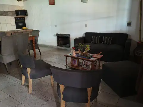 Casa 6 ambientes con 2 baños