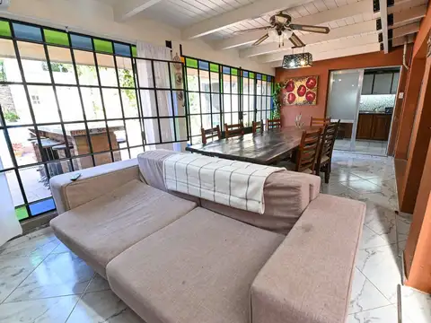 Casa 8 ambientes con 3 baños