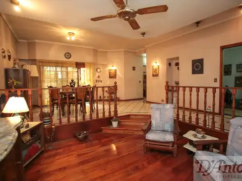 Casa sobre lote propio con 4 dormitorios, 2 suites, quincho, terrazas y garage.