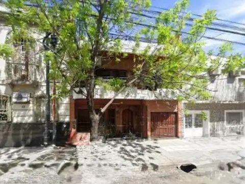 Casa sobre lote propio con 4 dormitorios, 2 suites, quincho, terrazas y garage.