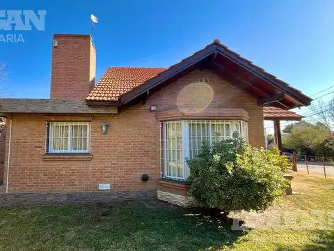 Casa en Alquiler con 1 cochera
