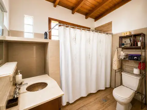 VENTA CASA  4 AMBIENTES AMPLIO PARQUE CON PARRILLA