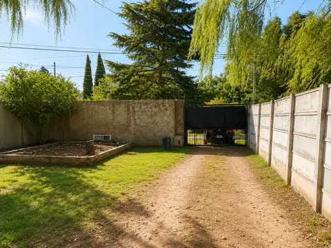 VENTA CASA  4 AMBIENTES AMPLIO PARQUE CON PARRILLA