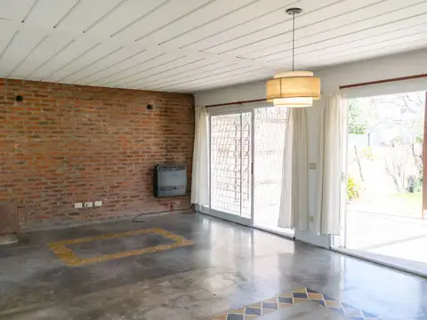 Casa 4 ambientes con 2 baños