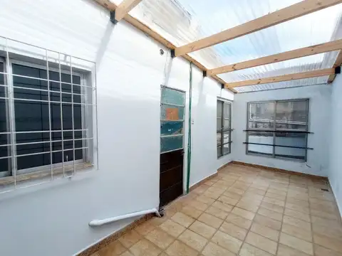 Casa 6 ambientes con 2 baños