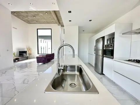 Casa en Venta con 2 cocheras