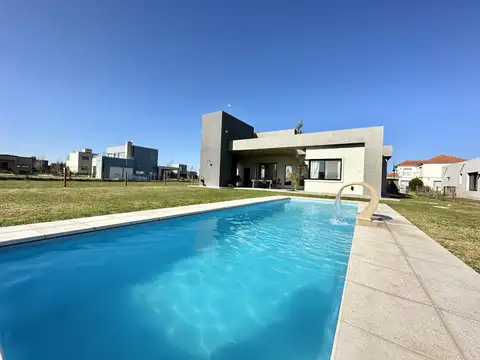 Casa en venta 4 ambientes en una planta, Barrio Privado San Lucas