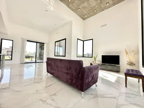 Casa 4 ambientes con 2 baños