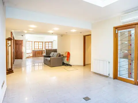 Casa 8 ambientes con 3 baños