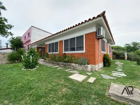 Casa en venta c/ cochera en La Teja