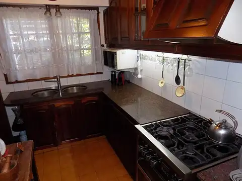 Chalet  6 Amb. c/  Quincho y Piscina