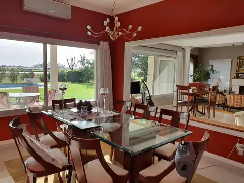 Casa 9 ambientes con 5 baños