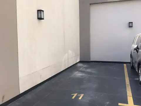 Cochera amplia, descubierta en planta baja, acceso comodo.