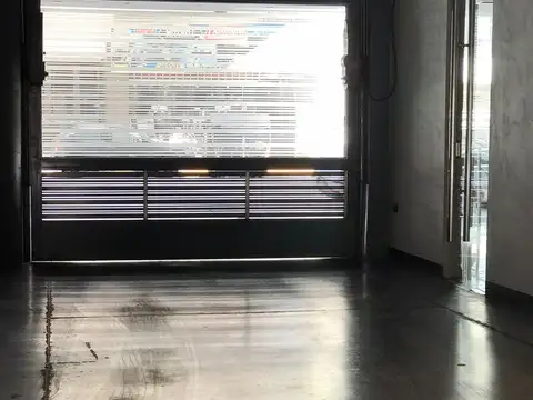 Cochera amplia, descubierta en planta baja, acceso comodo.