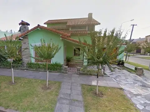 CHALET 4 AMB C/COCHERA CUB., FDO. LIBRE 12 X 11, PISCINA, QUINCHO C/ PARRILLA Y TERRAZA.