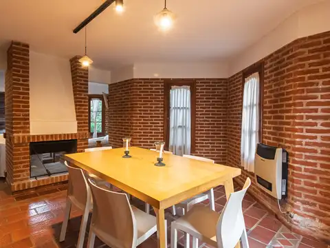 Casa 4 ambientes con 2 baños