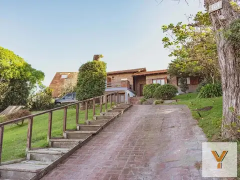 Casa en venta - 3 Dormitorios 4 Baños - Villa Gesell