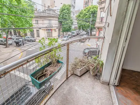 VENTA DEPARTAMENTO 2 AMB. AMPLIOS,  AL FRENTE CON BALCÓN. FLORES .