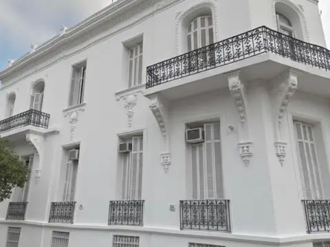 Imponente hotel a reciclar en esquina de pleno Once 