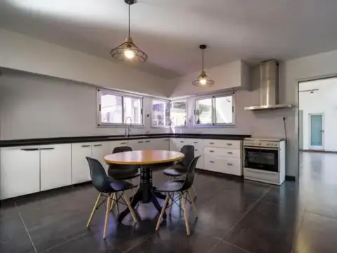 Casa en Venta con 3 cocheras