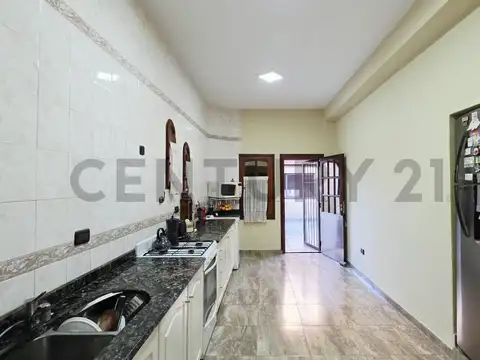 Casa 5 ambientes con 2 baños