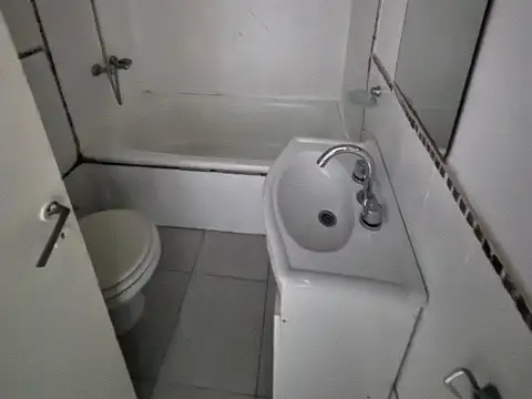 DEPTO DE 1AMB. 1º PISO LATERAL, de 33Mts2, CON PEQUEÑO PATIO DE (2X1,7). EXPENSAS $80.000