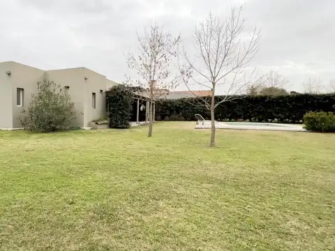 Casa en Alquiler en Club de Campo La Emilia, USD 2.000