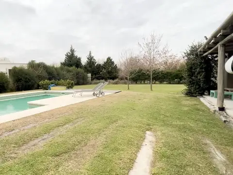 Casa en Alquiler con 1 cochera