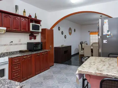 CASA VENTA SOBRE AVENIDA AUTODROMO 4 DORMITORIOS